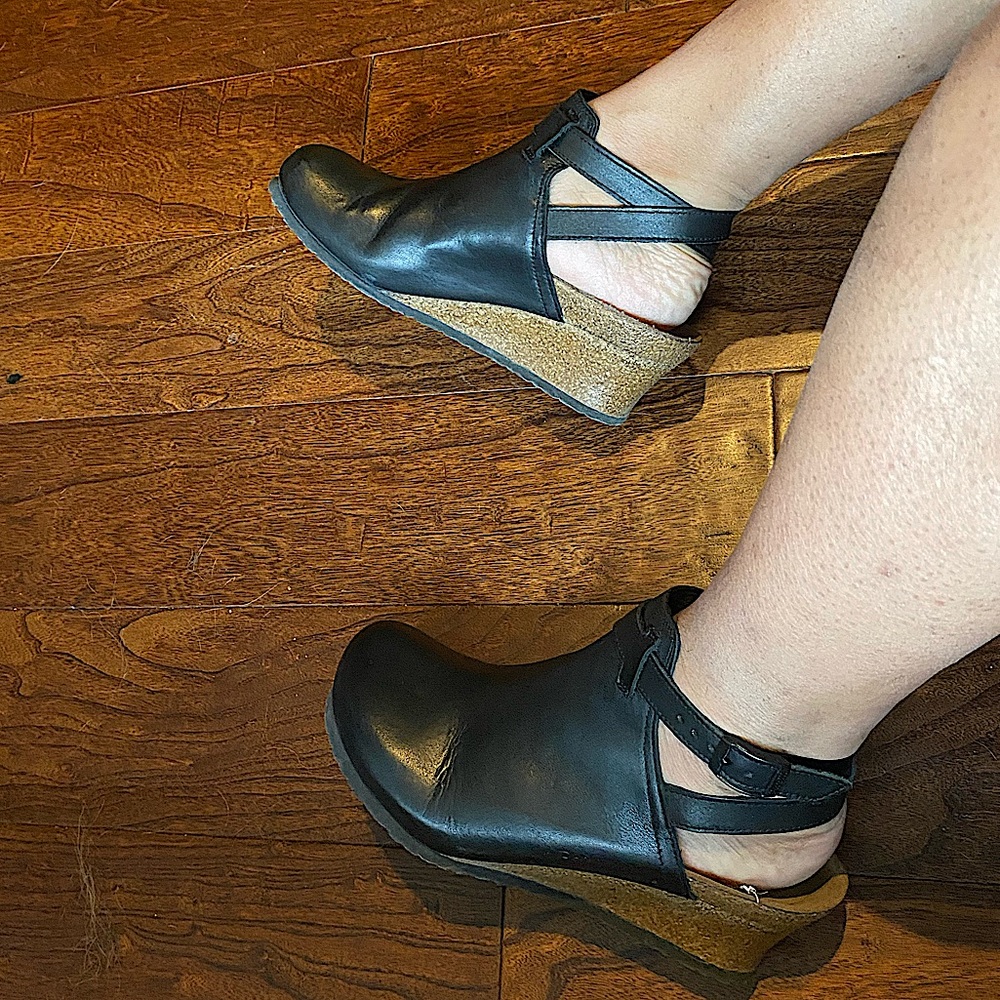 Barely worn Birkenstock wedge clog with wrap ankle strap. Sz 39 women’s.